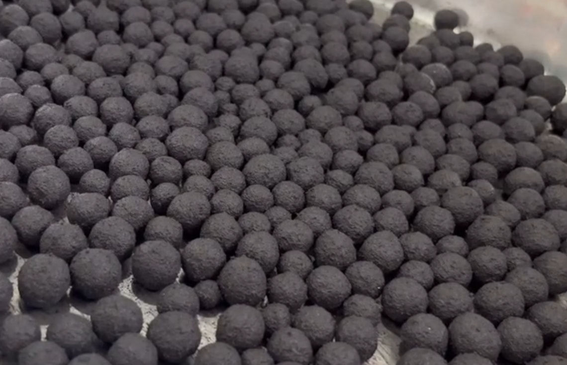 使用球团矿有机粘结剂对钢铁厂的出产效能有何影响？